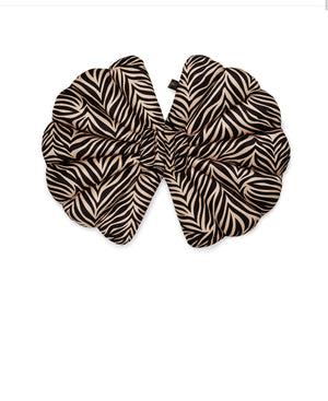 Garden glory shell zebra cushion